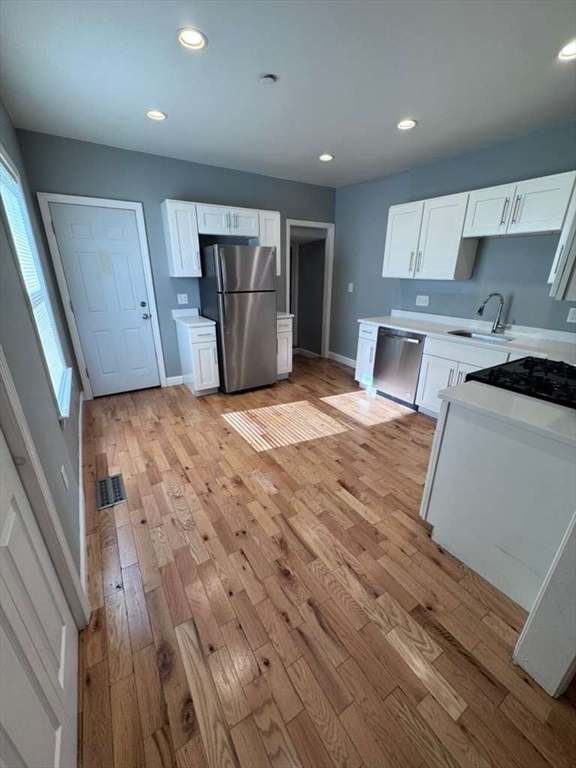 31 Bacon St, Watertown, Massachusetts, 2 Bedrooms Bedrooms, 4 Rooms Rooms,1 BathroomBathrooms,Residential Lease,For Rent,Bacon St,73400573