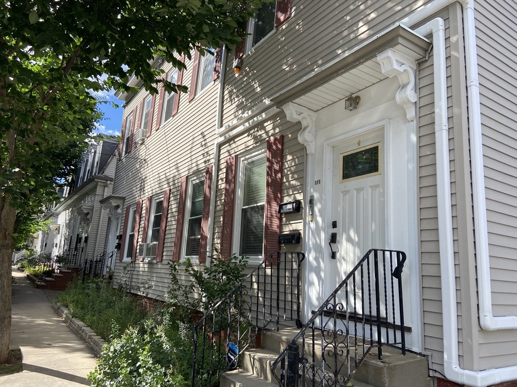 111 Heath St, Somerville, Massachusetts, 2 Bedrooms Bedrooms, 4 Rooms Rooms,1 BathroomBathrooms,Residential Lease,For Rent,Heath St,73400837