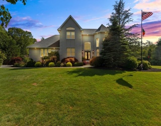 1276 Old Fall River Rd, Dartmouth, Massachusetts, 3 Bedrooms Bedrooms, 8 Rooms Rooms,3.5 BathroomsBathrooms,Residential,For Sale,Old Fall River Rd,73402245