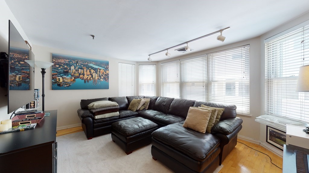 130 Tudor Street, Boston, Massachusetts, 2 Bedrooms Bedrooms, 4 Rooms Rooms,1 BathroomBathrooms,Residential Lease,For Rent,Tudor Street,73402608