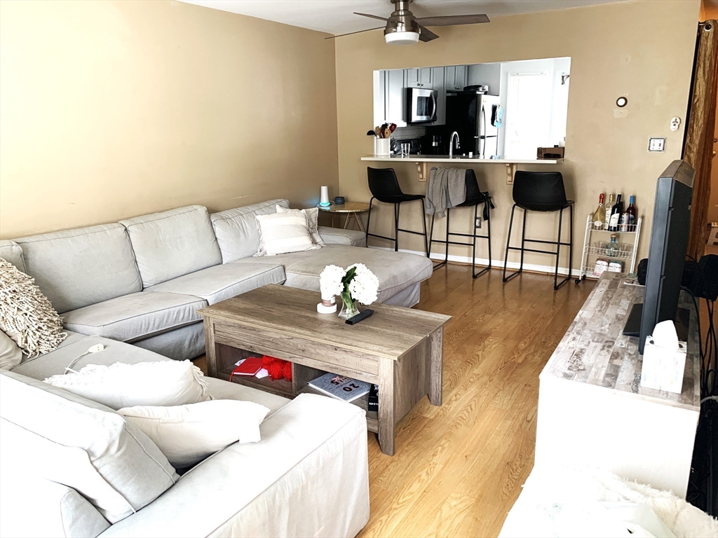 213 West 6th St., Boston, Massachusetts, 4 Bedrooms Bedrooms, 6 Rooms Rooms,2 BathroomsBathrooms,Residential Lease,For Rent,West 6th St.,73403354