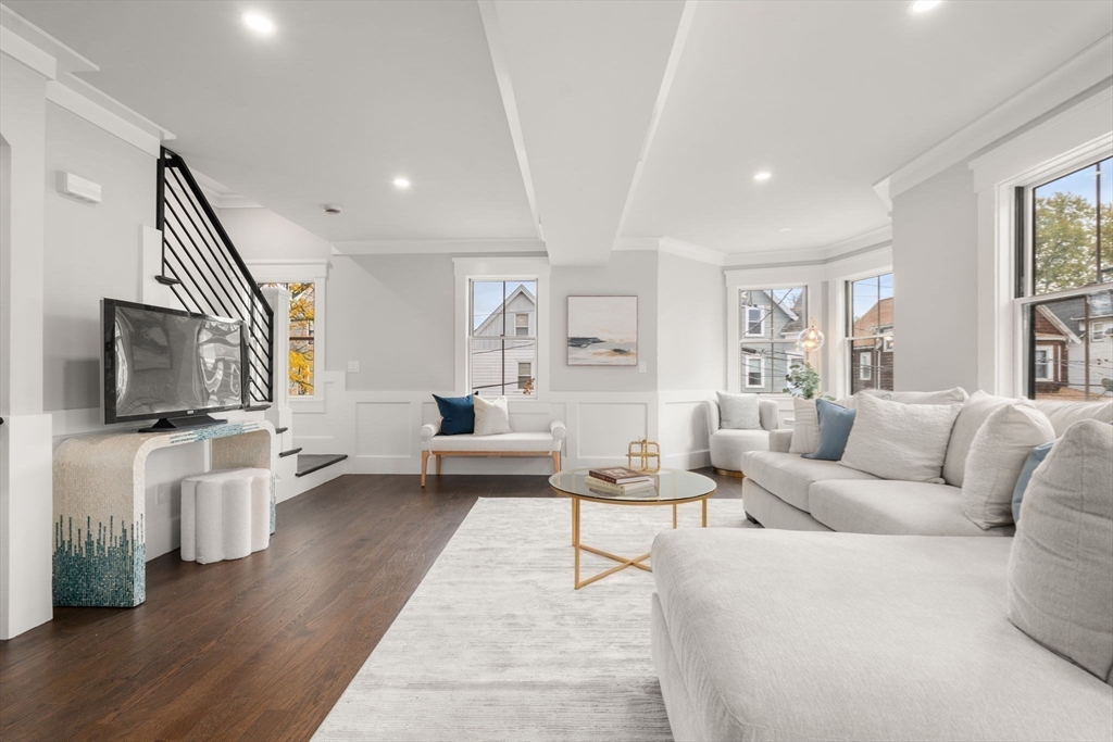 11 Macarthur Street, Somerville, Massachusetts, 3 Bedrooms Bedrooms, 8 Rooms Rooms,2.5 BathroomsBathrooms,Residential,For Sale,Macarthur Street,73394895