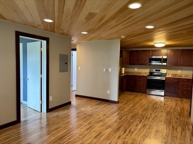 145 Essex Ave, Gloucester, Massachusetts, 2 Bedrooms Bedrooms, 4 Rooms Rooms,1 BathroomBathrooms,Residential Lease,For Rent,Essex Ave,73403941