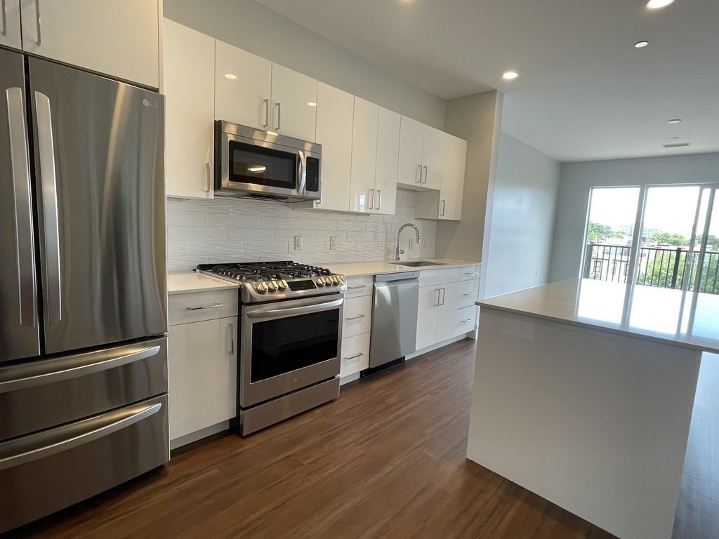 205 Maverick Street, Boston, Massachusetts, 2 Bedrooms Bedrooms, 4 Rooms Rooms,1 BathroomBathrooms,Residential Lease,For Rent,Maverick Street,73404189