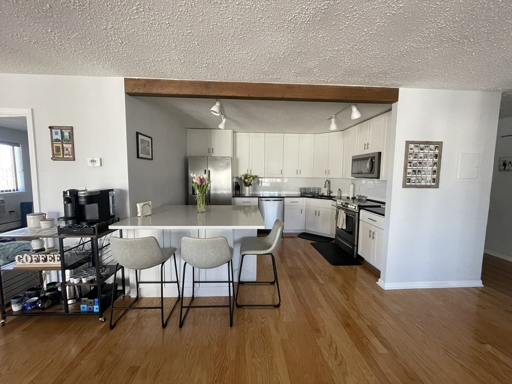 131 Coolidge, Watertown, Massachusetts, 2 Bedrooms Bedrooms, 4 Rooms Rooms,2 BathroomsBathrooms,Residential Lease,For Rent,Coolidge,73404962