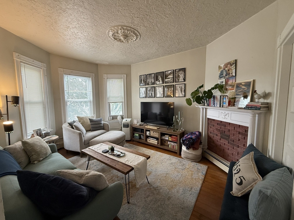261 E Cottage Street, Boston, Massachusetts, 3 Bedrooms Bedrooms, 6 Rooms Rooms,1 BathroomBathrooms,Residential Lease,For Rent,E Cottage Street,73405701