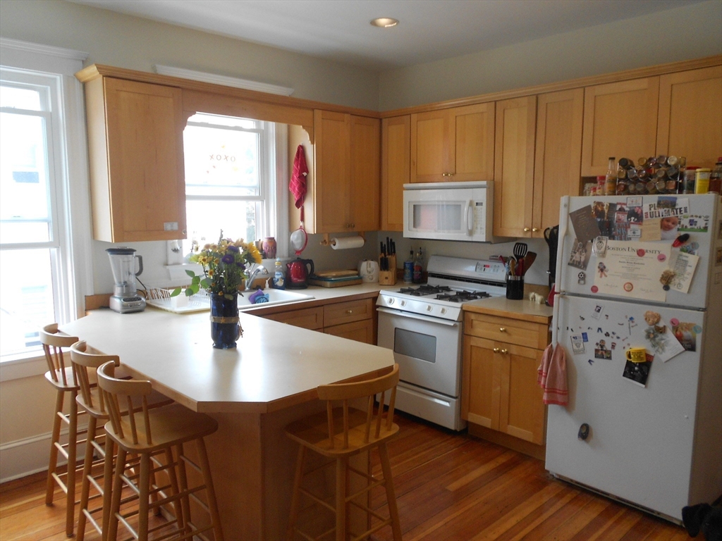 5 Newton Street, Cambridge, Massachusetts, 3 Bedrooms Bedrooms, 6 Rooms Rooms,2 BathroomsBathrooms,Residential Lease,For Rent,Newton Street,73406152