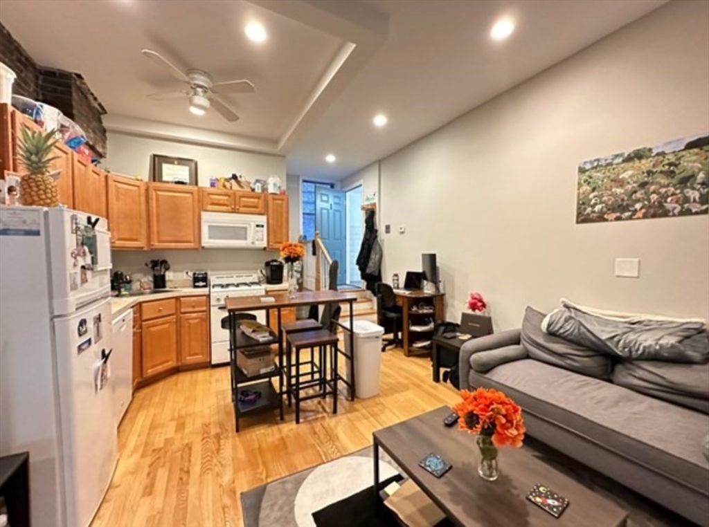 204 Endicott St, Boston, Massachusetts, 1 Bedroom Bedrooms, 3 Rooms Rooms,1 BathroomBathrooms,Residential Lease,For Rent,Endicott St,73406524