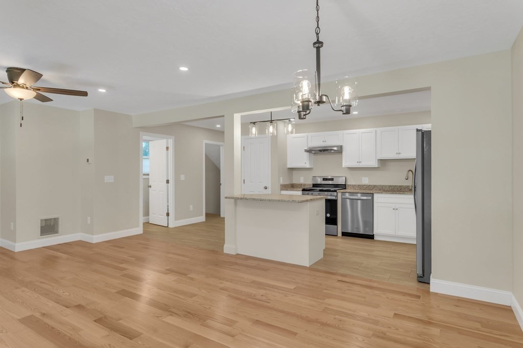 96-98 Royal Ln, Agawam, Massachusetts, 3 Bedrooms Bedrooms, 5 Rooms Rooms,2.5 BathroomsBathrooms,Residential Lease,For Rent,Royal Ln,73406750