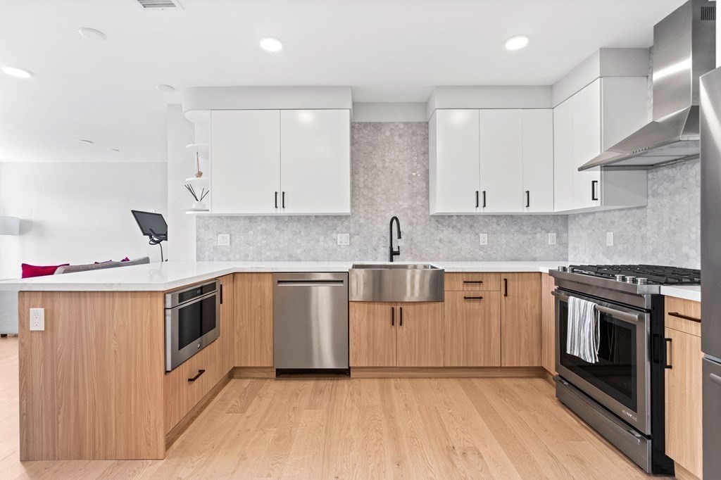 457 W Broadway, Boston, Massachusetts, 2 Bedrooms Bedrooms, 5 Rooms Rooms,2 BathroomsBathrooms,Residential Lease,For Rent,W Broadway,73406914