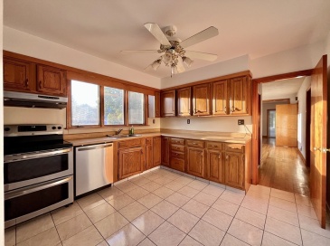 40-42 Dartmouth St, Arlington, Massachusetts, 3 Bedrooms Bedrooms, 8 Rooms Rooms,1 BathroomBathrooms,Residential Lease,For Rent,Dartmouth St,73407548