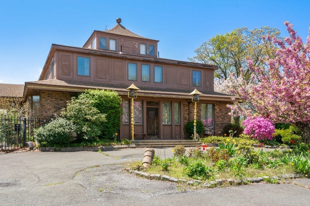 302 Maple Street, Springfield, Massachusetts, 4 Bedrooms Bedrooms, 14 Rooms Rooms,5 BathroomsBathrooms,Residential,For Sale,Maple Street,73288439