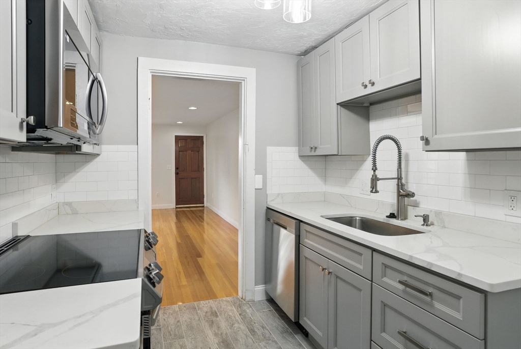 62 Lincoln Ave, Lynnfield, Massachusetts, 2 Bedrooms Bedrooms, 6 Rooms Rooms,1 BathroomBathrooms,Residential Lease,For Rent,Lincoln Ave,73408323