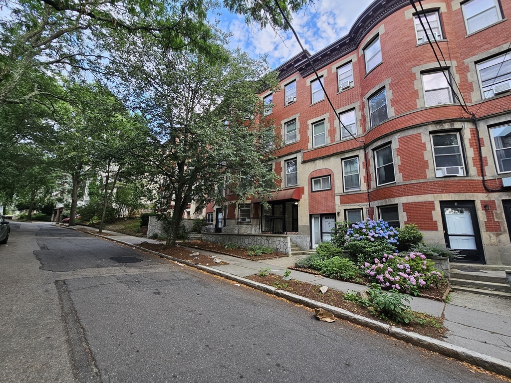 15-17 University Rd, Brookline, Massachusetts, 1 Bedroom Bedrooms, 3 Rooms Rooms,1 BathroomBathrooms,Residential Lease,For Rent,University Rd,73409013