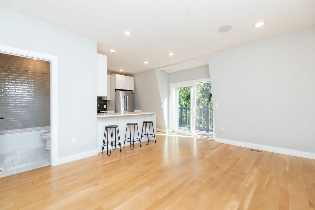 53 Lexington Street, Boston, Massachusetts, 2 Bedrooms Bedrooms, 4 Rooms Rooms,2 BathroomsBathrooms,Residential Lease,For Rent,Lexington Street,73409836