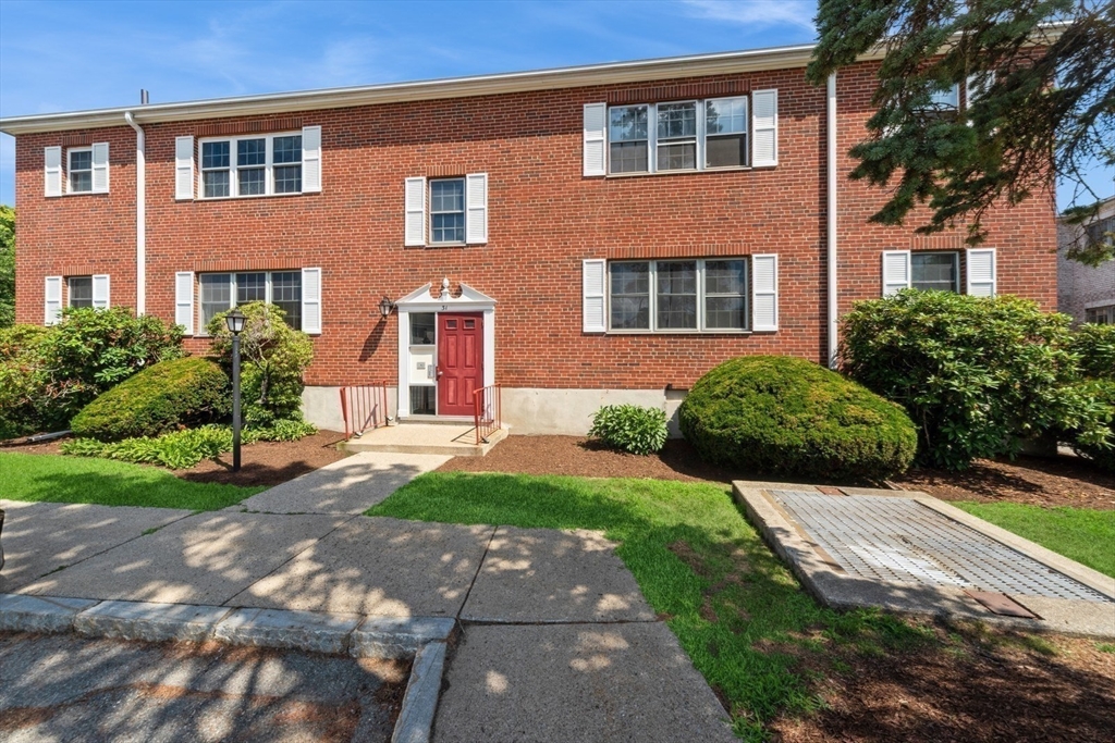 31 Lake Shore Court, Boston, Massachusetts, 2 Bedrooms Bedrooms, 5 Rooms Rooms,1 BathroomBathrooms,Residential Lease,For Rent,Lake Shore Court,73405371