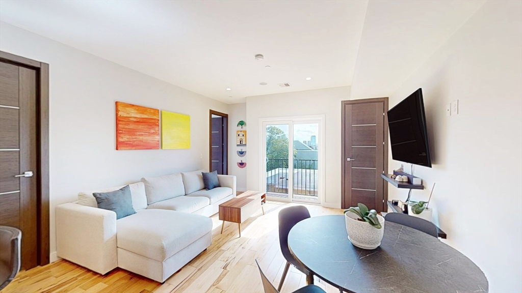 39 Lexington, Boston, Massachusetts, 2 Bedrooms Bedrooms, 6 Rooms Rooms,2 BathroomsBathrooms,Residential Lease,For Rent,Lexington,73392386