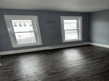 33 Lincoln, Holyoke, Massachusetts, 4 Bedrooms Bedrooms, 7 Rooms Rooms,1.5 BathroomsBathrooms,Residential Lease,For Rent,Lincoln,73411425