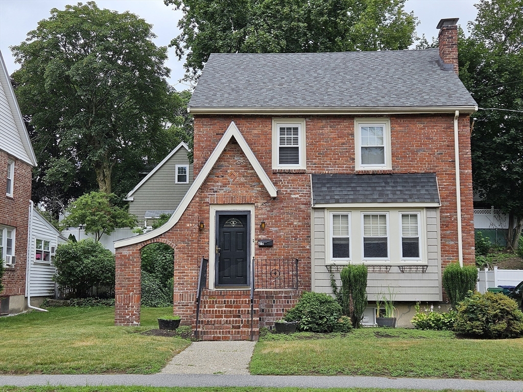 25 Essex St, Medford, Massachusetts, 3 Bedrooms Bedrooms, 7 Rooms Rooms,1.5 BathroomsBathrooms,Residential Lease,For Rent,Essex St,73411493