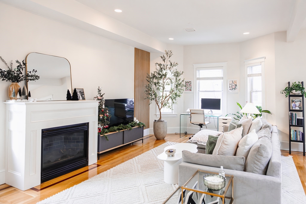 663 E 7th, Boston, Massachusetts, 2 Bedrooms Bedrooms, 5 Rooms Rooms,2 BathroomsBathrooms,Residential Lease,For Rent,E 7th,73407645