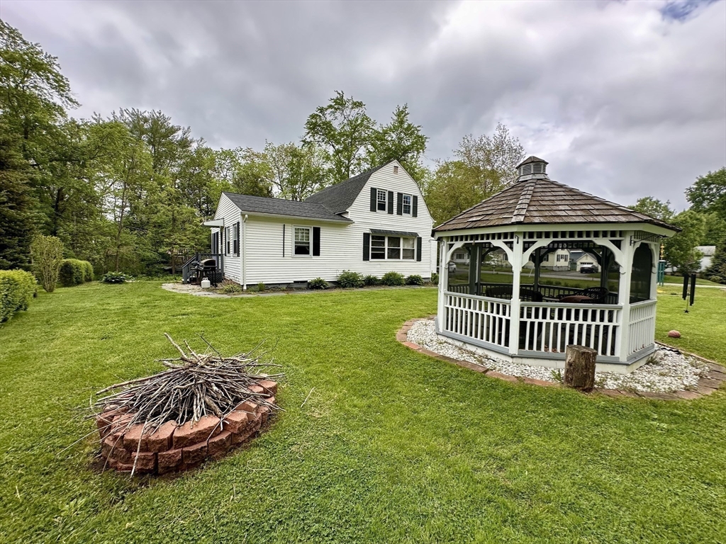 17 Walnut Street, Gill, Massachusetts, 3 Bedrooms Bedrooms, 6 Rooms Rooms,1 BathroomBathrooms,Residential,For Sale,Walnut Street,73380524