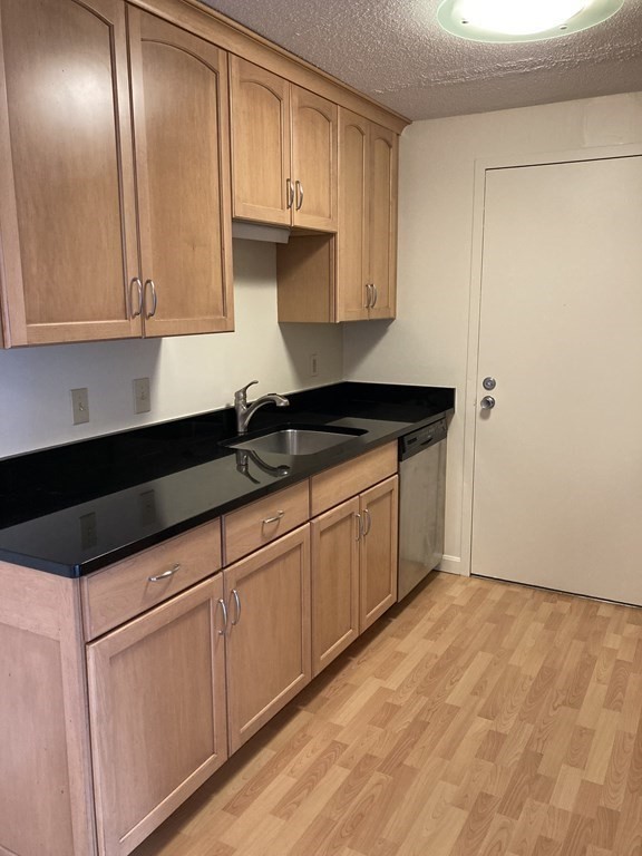 9 Post Oak Lane, Natick, Massachusetts, 2 Bedrooms Bedrooms, 5 Rooms Rooms,2 BathroomsBathrooms,Residential Lease,For Rent,Post Oak Lane,73351570