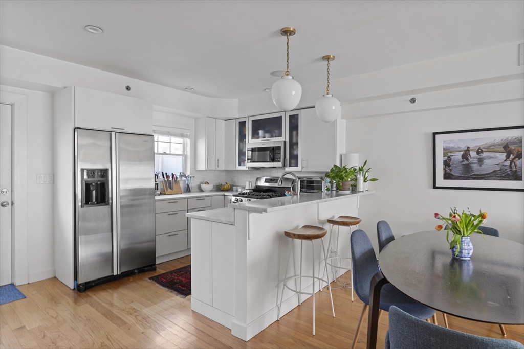 33 Middle Street, Boston, Massachusetts, 3 Bedrooms Bedrooms, 5 Rooms Rooms,2.5 BathroomsBathrooms,Residential Lease,For Rent,Middle Street,73391873