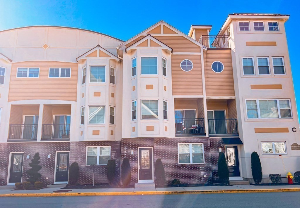 2 N Main St, Mansfield, Massachusetts, 2 Bedrooms Bedrooms, 5 Rooms Rooms,2.5 BathroomsBathrooms,Residential Lease,For Rent,N Main St,73411740