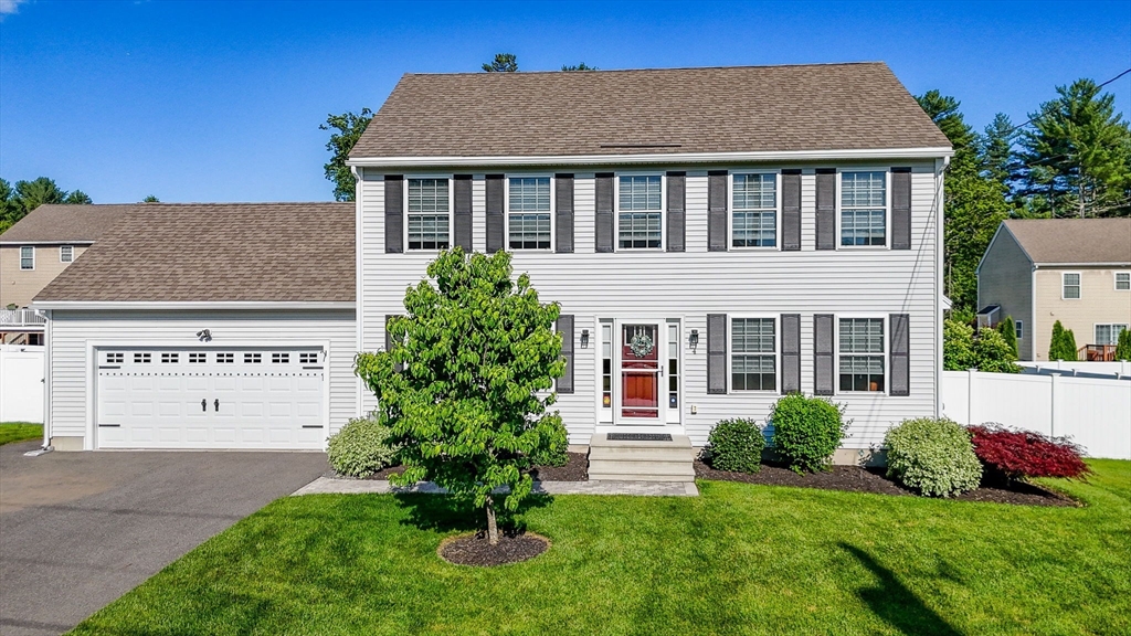 4 Chestnut St, Hudson, New Hampshire, 3 Bedrooms Bedrooms, 6 Rooms Rooms,2.5 BathroomsBathrooms,Residential,For Sale,Chestnut St,73397152