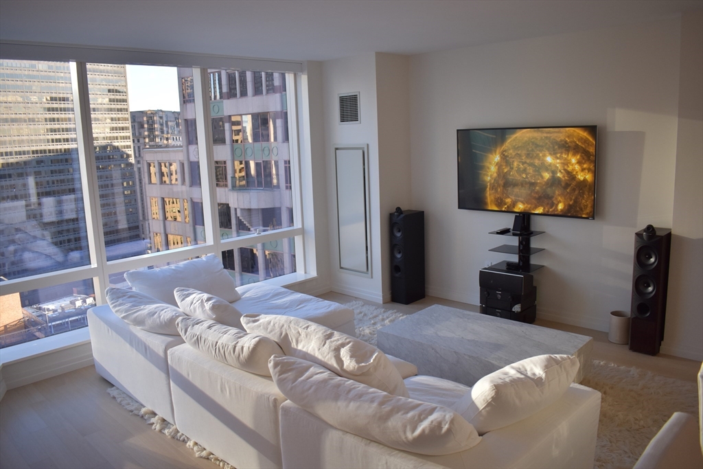 1 Franklin St, Boston, Massachusetts, 1 Bedroom Bedrooms, 3 Rooms Rooms,1 BathroomBathrooms,Residential Lease,For Rent,Franklin St,73403980