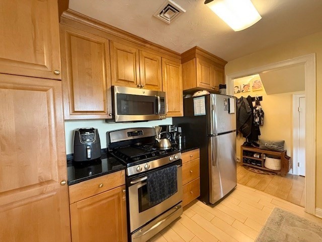 10 Porter St., Stoughton, Massachusetts, 2 Bedrooms Bedrooms, 5 Rooms Rooms,2 BathroomsBathrooms,Residential Lease,For Rent,Porter St.,73390626