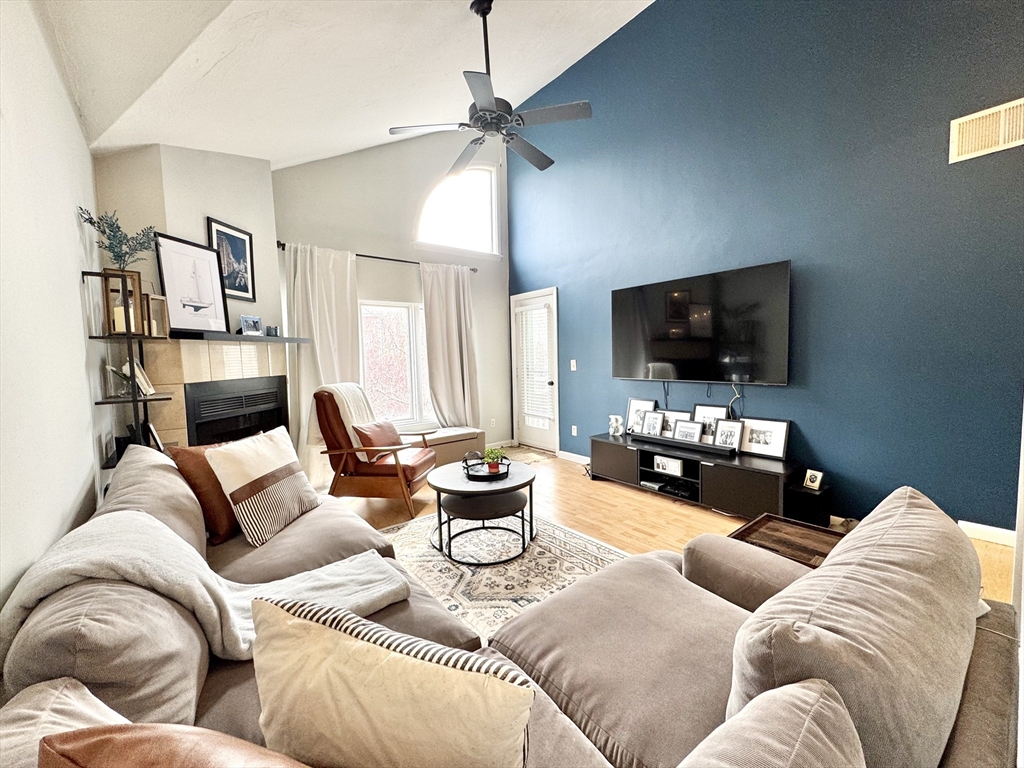 20 Chapman Street, Weymouth, Massachusetts, 2 Bedrooms Bedrooms, 4 Rooms Rooms,1.5 BathroomsBathrooms,Residential Lease,For Rent,Chapman Street,73382107