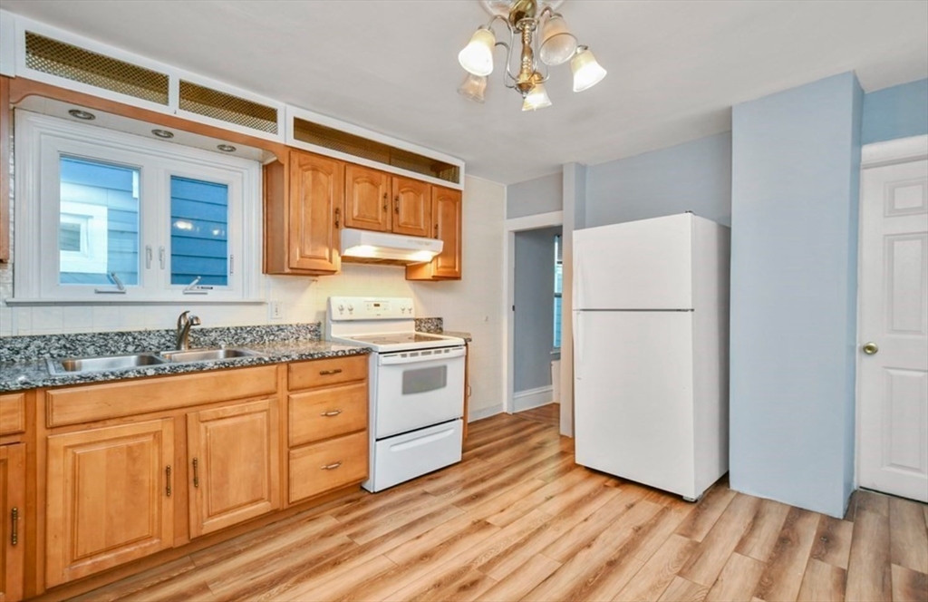 27 Brook St, Somerville, Massachusetts, 4 Bedrooms Bedrooms, 8 Rooms Rooms,2 BathroomsBathrooms,Residential Lease,For Rent,Brook St,73397215