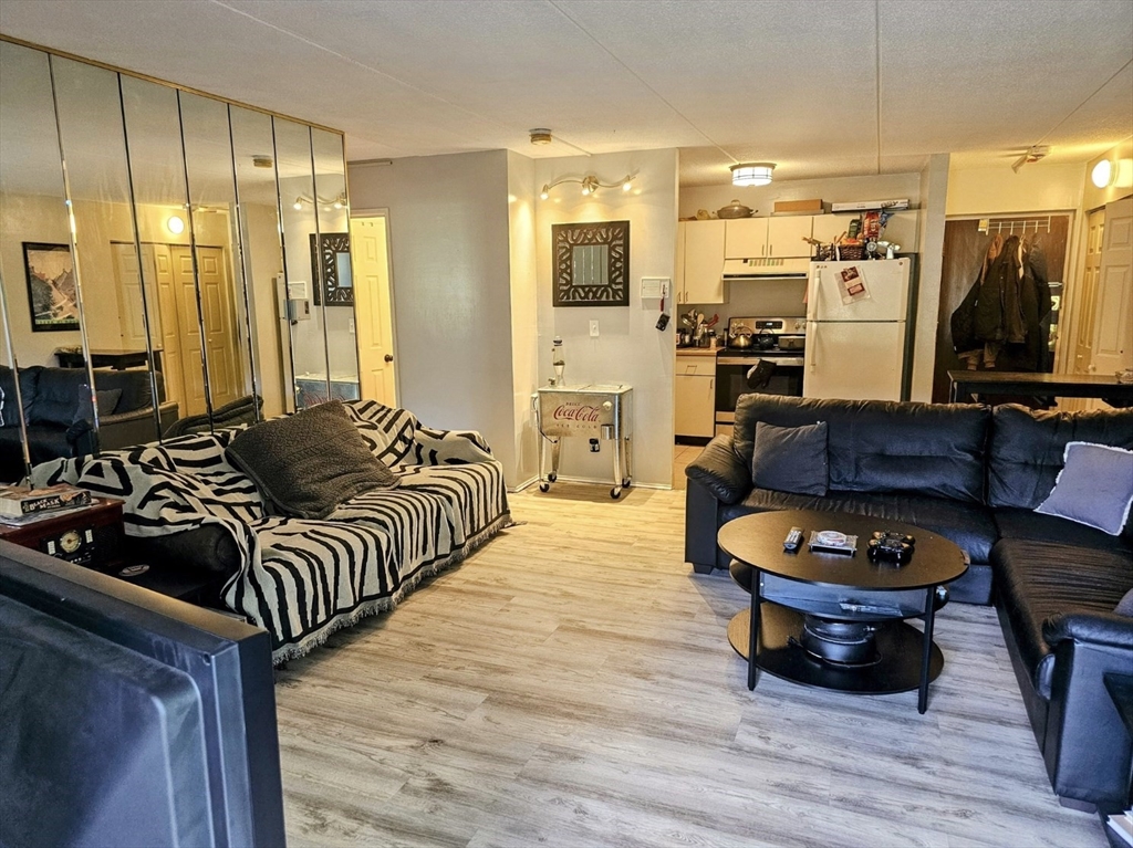 46 Cochituate Road, Framingham, Massachusetts, 2 Bedrooms Bedrooms, 5 Rooms Rooms,1 BathroomBathrooms,Residential Lease,For Rent,Cochituate Road,73414325