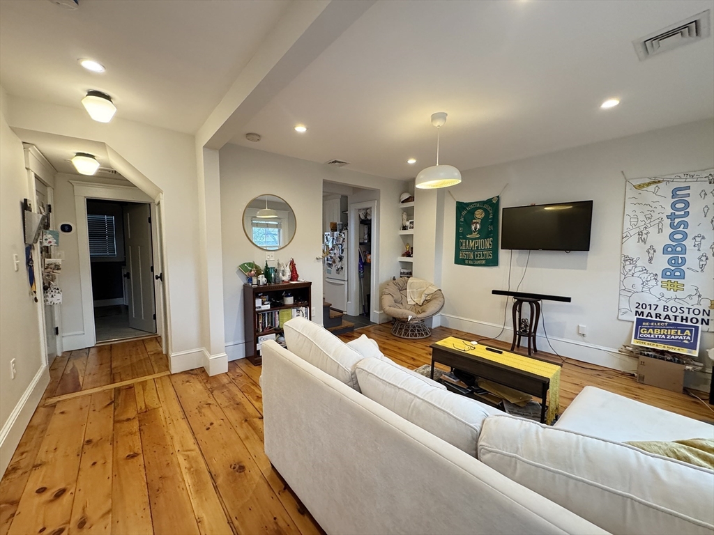 99 Trenton, Boston, Massachusetts, 2 Bedrooms Bedrooms, 6 Rooms Rooms,1 BathroomBathrooms,Residential Lease,For Rent,Trenton,73413811