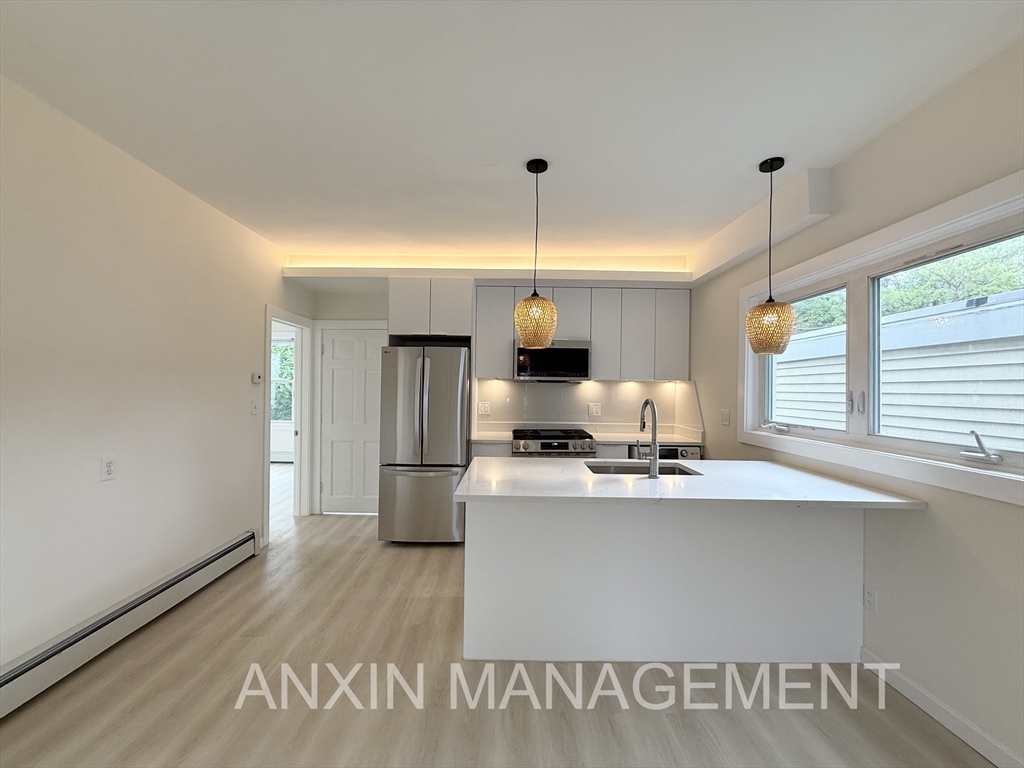 144H Spring St, Cambridge, Massachusetts, 2 Bedrooms Bedrooms, 3 Rooms Rooms,1 BathroomBathrooms,Residential Lease,For Rent,Spring St,73379667