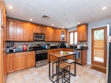 599 E 5th, Boston, Massachusetts, 3 Bedrooms Bedrooms, 5 Rooms Rooms,1 BathroomBathrooms,Residential Lease,For Rent,E 5th,73400145