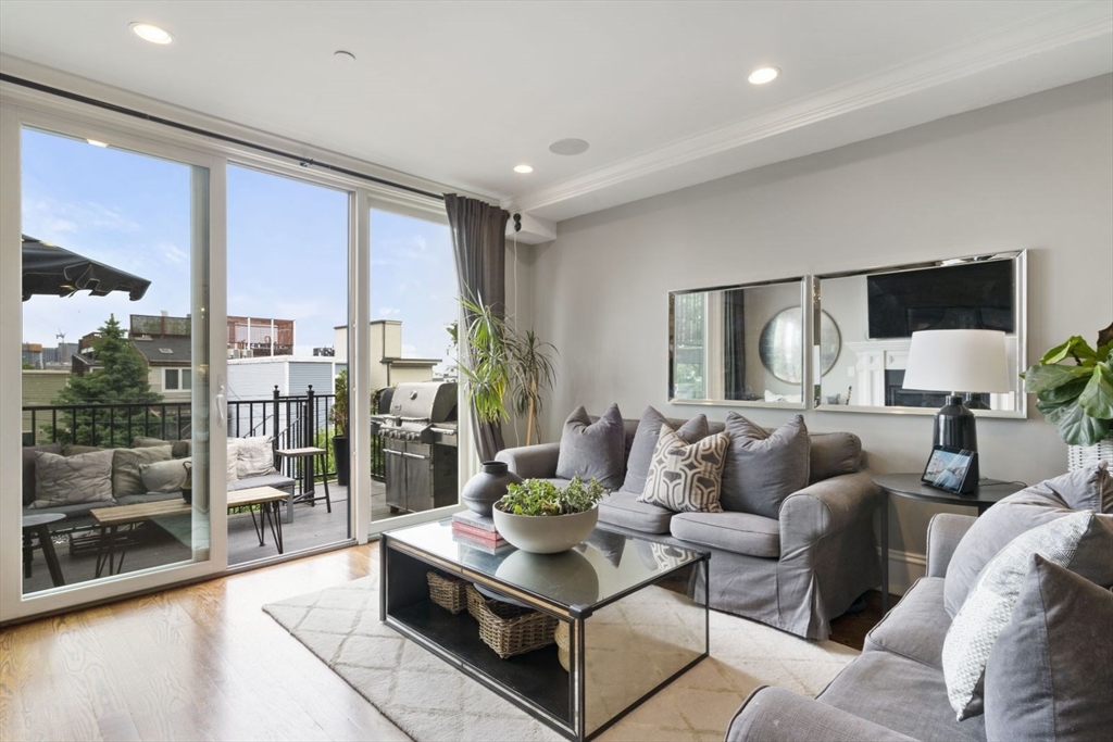 532 E Broadway, Boston, Massachusetts, 3 Bedrooms Bedrooms, 5 Rooms Rooms,3 BathroomsBathrooms,Residential Lease,For Rent,E Broadway,73414920