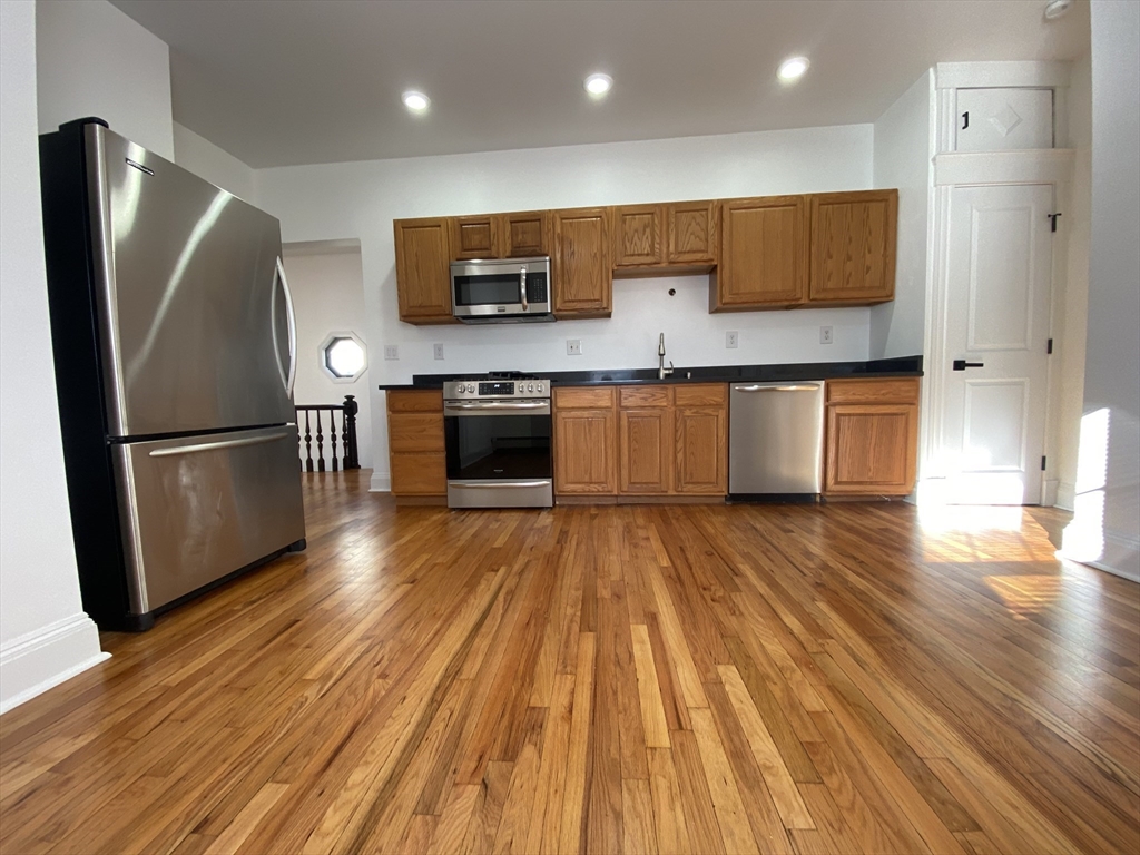 16 Grant Street, Boston, Massachusetts, 2 Bedrooms Bedrooms, 5 Rooms Rooms,1 BathroomBathrooms,Residential Lease,For Rent,Grant Street,73415758