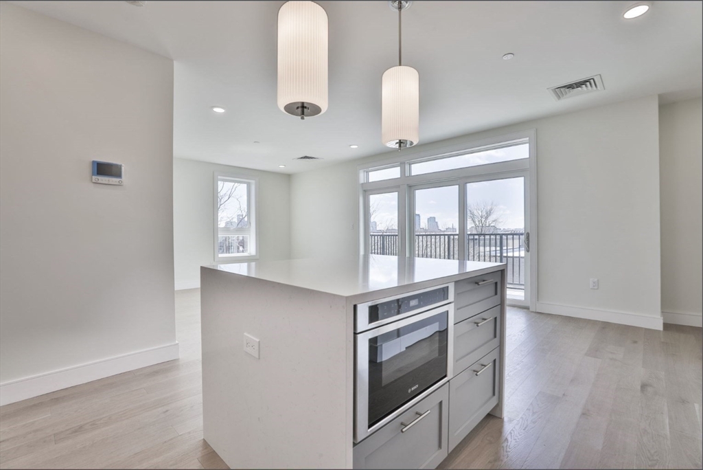 301 Border St., Boston, Massachusetts, 3 Bedrooms Bedrooms, 8 Rooms Rooms,2 BathroomsBathrooms,Residential Lease,For Rent,Border St.,73415853