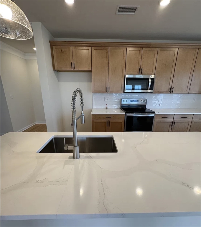 4 Stratton Drive, Woburn, Massachusetts, 2 Bedrooms Bedrooms, 5 Rooms Rooms,2 BathroomsBathrooms,Residential Lease,For Rent,Stratton Drive,73395453