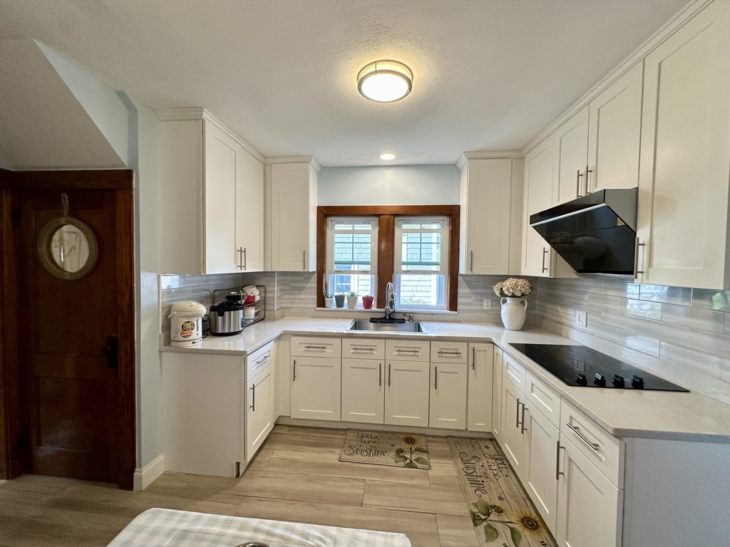 91 Davis St, Quincy, Massachusetts, 3 Bedrooms Bedrooms, 6 Rooms Rooms,1 BathroomBathrooms,Residential Lease,For Rent,Davis St,73416103