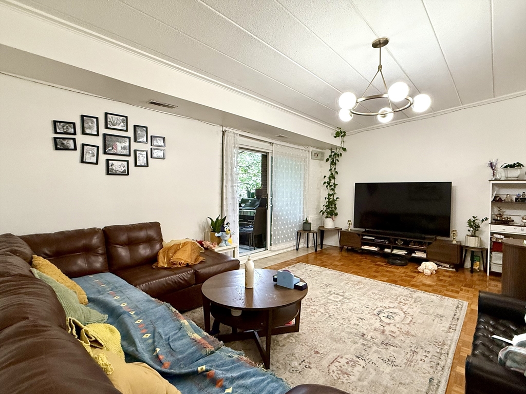 300 Tremont Street, Newton, Massachusetts, 2 Bedrooms Bedrooms, 5 Rooms Rooms,2 BathroomsBathrooms,Residential Lease,For Rent,Tremont Street,73405168