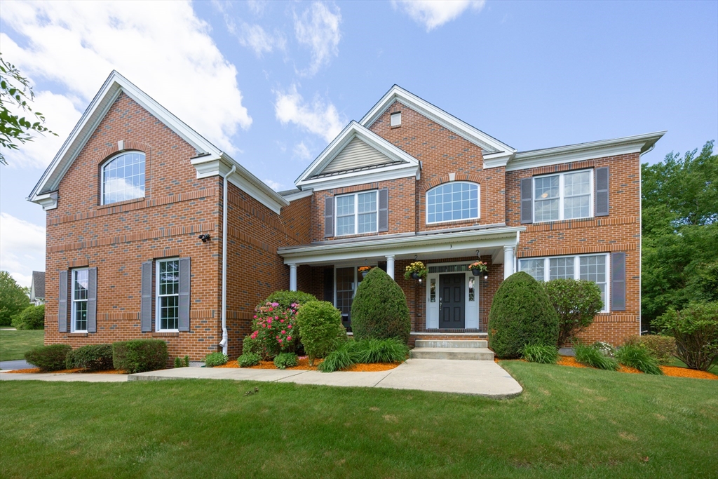 3 Lexington Dr, Walpole, Massachusetts, 5 Bedrooms Bedrooms, 10 Rooms Rooms,4 BathroomsBathrooms,Residential,For Sale,Lexington Dr,73385062